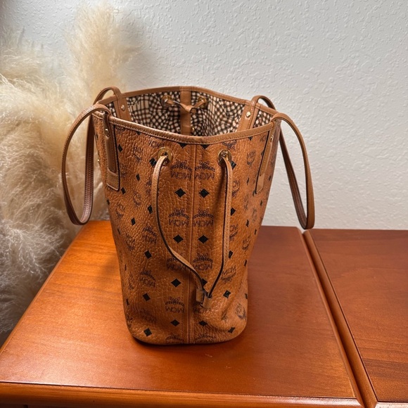 MCM Reversible Liz Vicetos Tote Bag - Picture 15 of 15